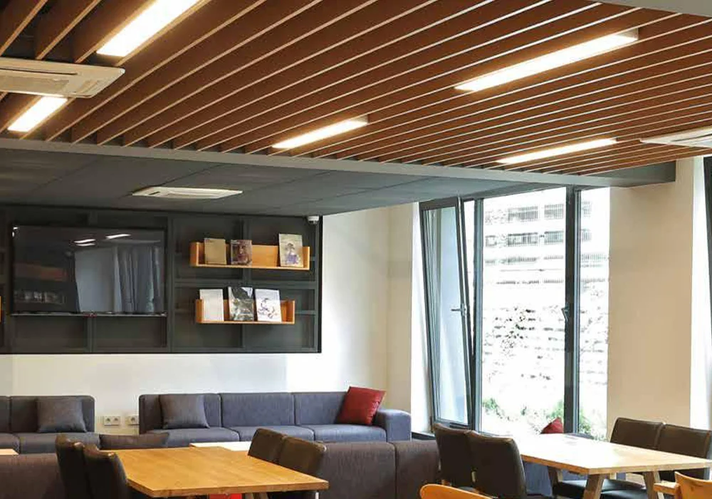 Baffle akustik ahşap panel tavan uygulaması